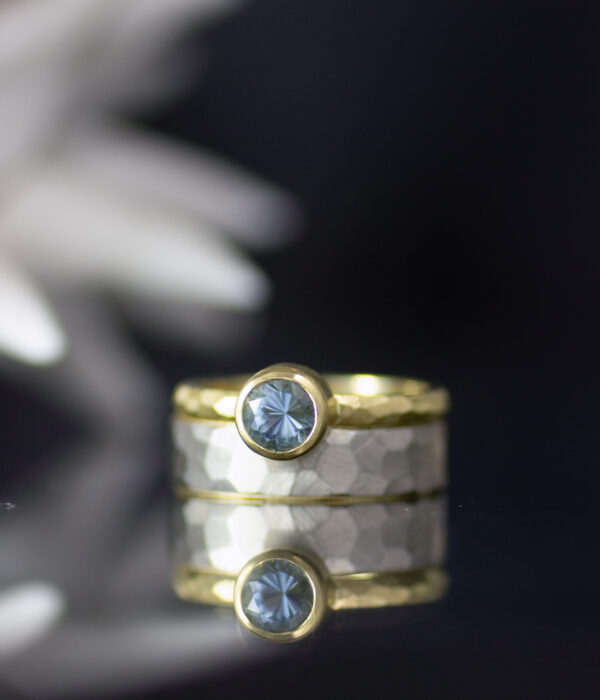 18K yellow gold and aquamarine faceted band with bezel setting and 14K white gold lined faceted band