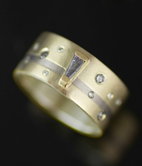 salt and pepper la reve mixed metals ring in 10K yellow and 18k palladium white gold with tapered salt and pepper diamond baguette 1