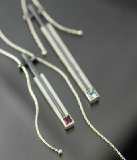 two stripes pendant with square stones
